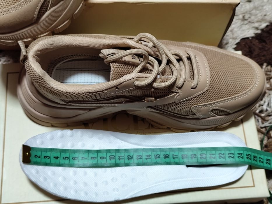 Adidași noi 38. Bej.