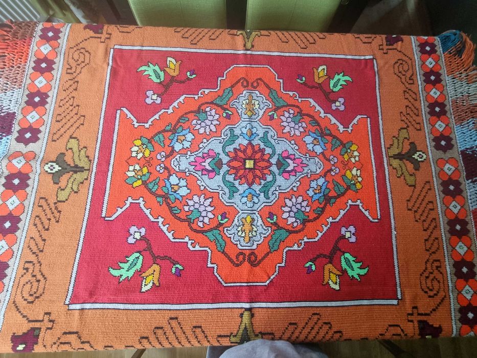 Vand cusaturi de mana pe etamina