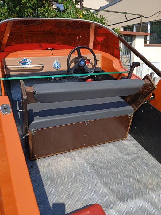 Лодка с двигател