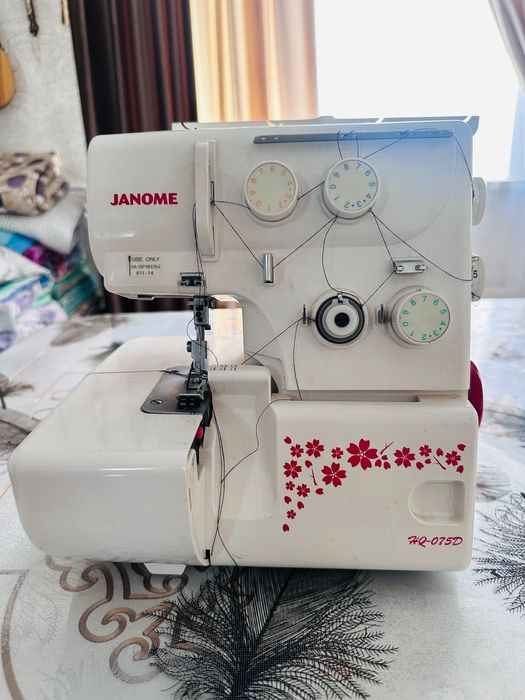Продам оверлок Janome