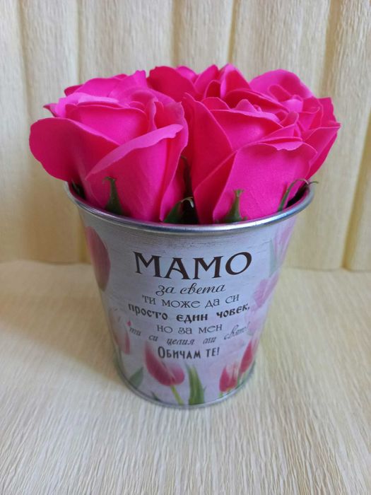 Букет от сапунени рози в ПВЦ сфера и подаръчна кутия. и други цветя