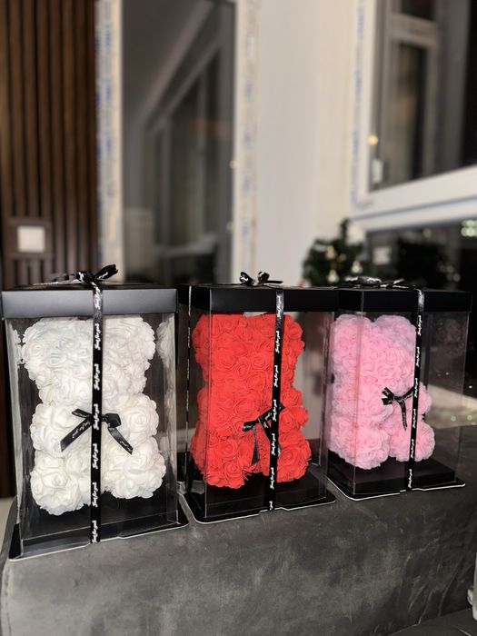 Подаръчно мече с вечни рози и елегантна панделка - идеално за празници