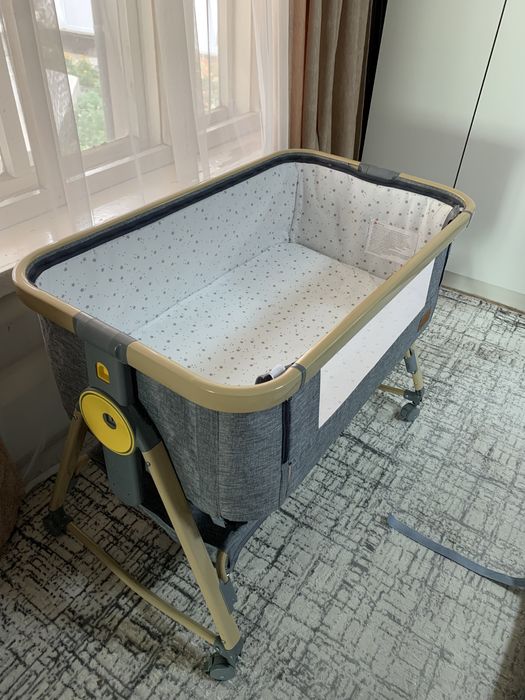 Продам приставную кроватку манеж