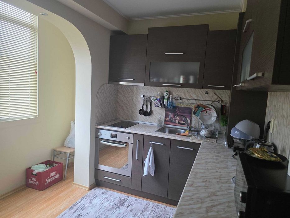 Продава 2 стаи с кухня след ремонт в кв.Изток