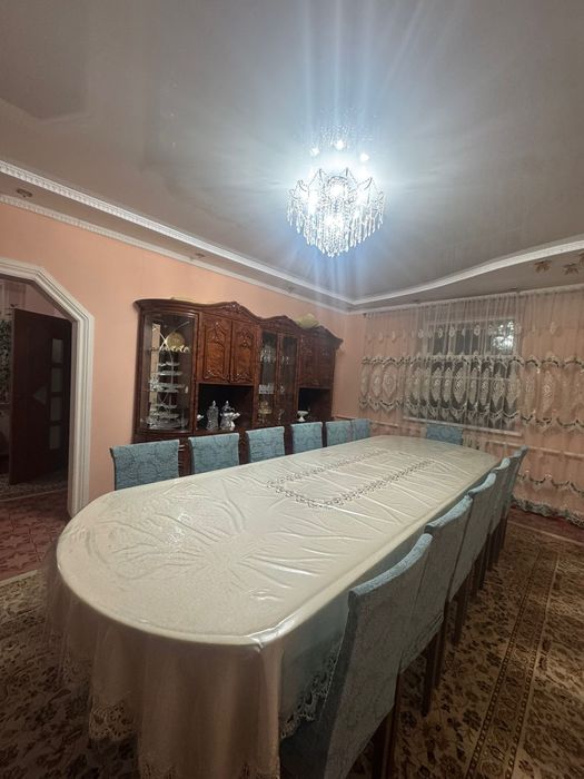 Стенка және стол стулясымен