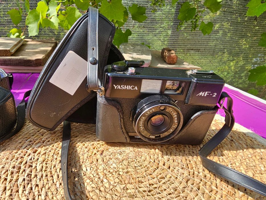 Aparat foto pe film Yashica MF-2  (Aparatul practic pentru lomografie)– Focus Fix, cu Blit, Funcțional + Husă