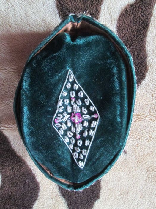 boneta  catifea cu pietricele si   broderie adult