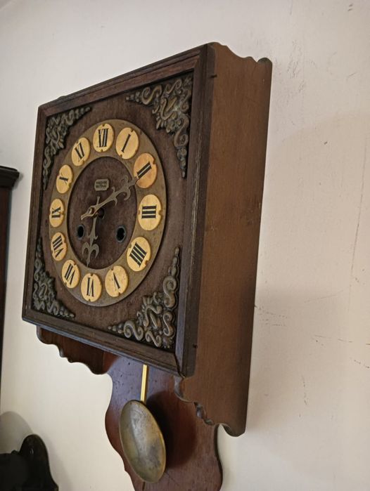 Ceas cu pendul vechi