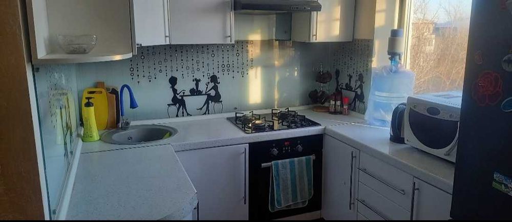 Сдам квартиру 3 комнатную на долгий срок район 45 кварталаа