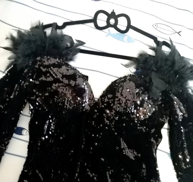 Rochie neagră cu paiete si pene