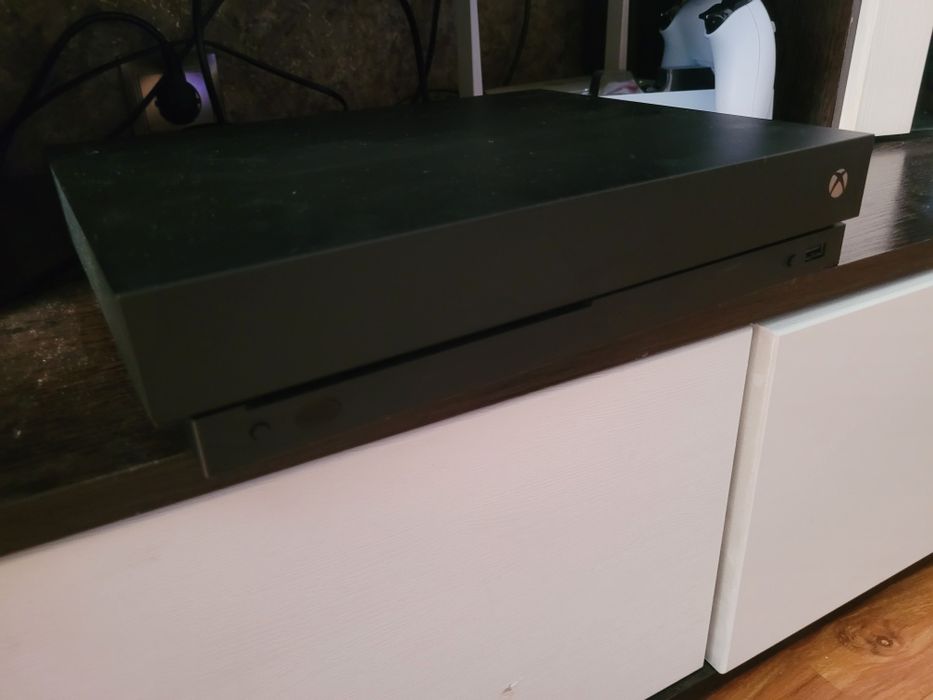 Xbox one x 1тб памяти