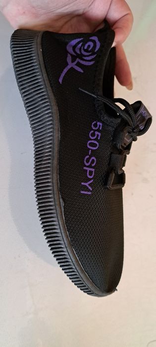 Продам новые кроссовки