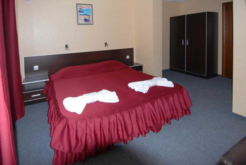 Работещ хотел с ресторант и басейн в гр. Несебър.