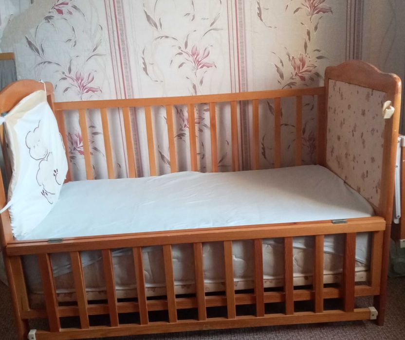 Детская кроватка с колыбелькой