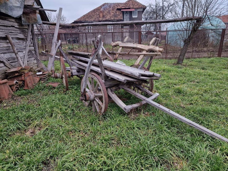 Vând car vechi în stare foarte buna