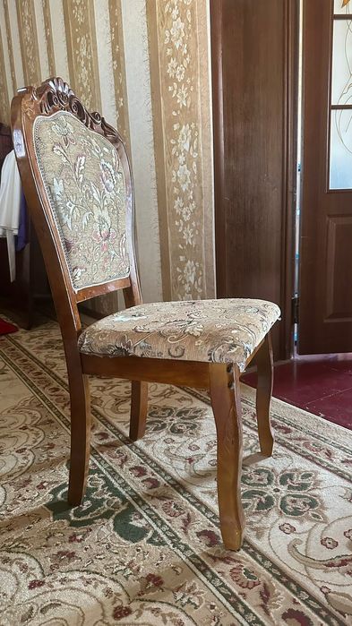 Продаю мебель шкаф сервант стол и стулья