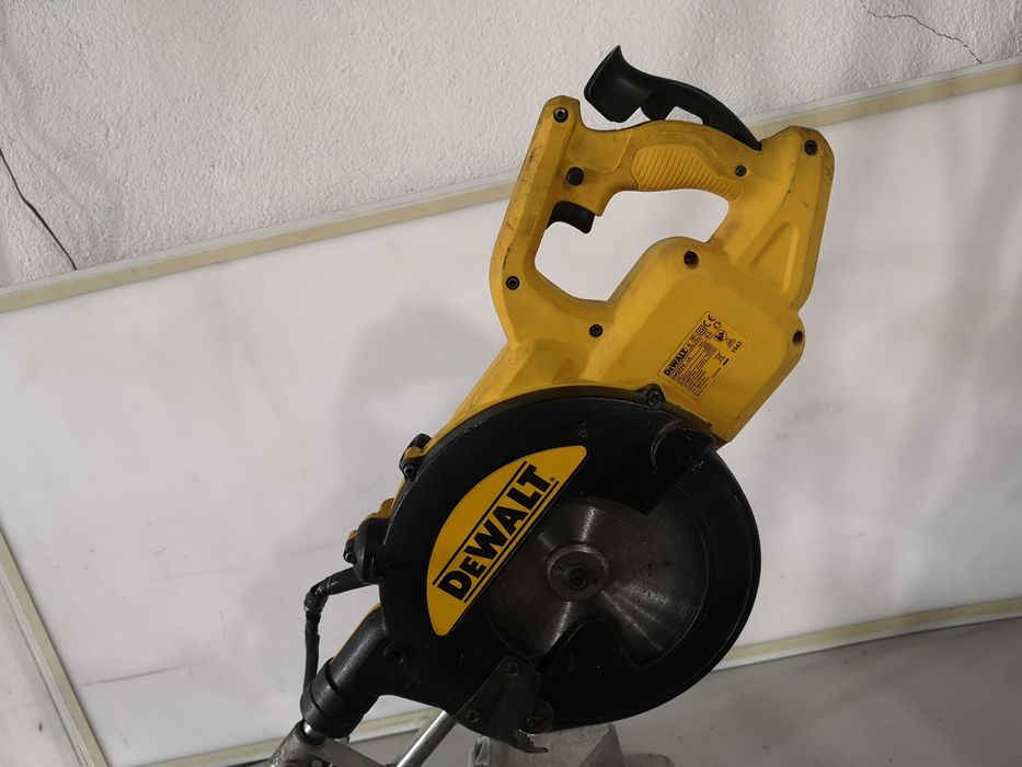 Циркуляр пендула - Dewalt 1400W / 216mm / 110V
