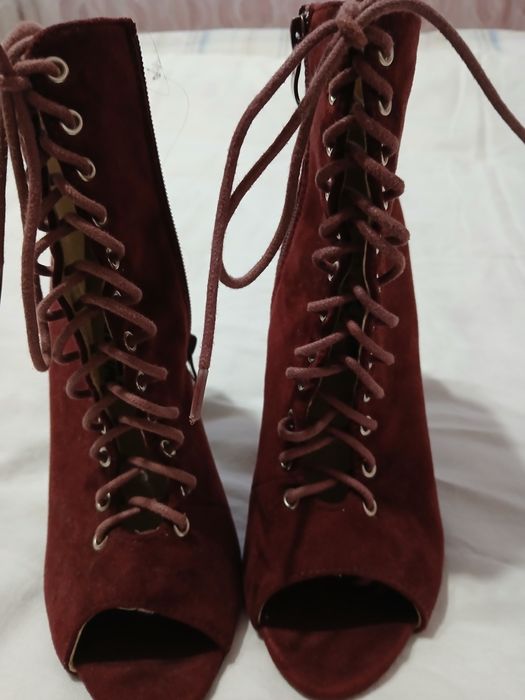 Botine decupate la vârf,vișinii, cu șiret și fermoar