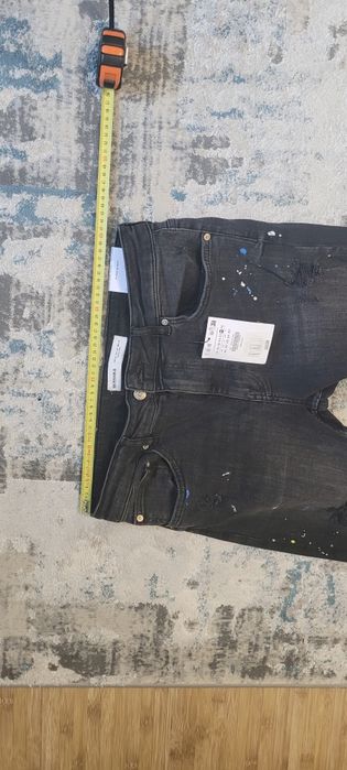 Bershka Super Skinny Jeans gri închis cu rupturi și efect paint