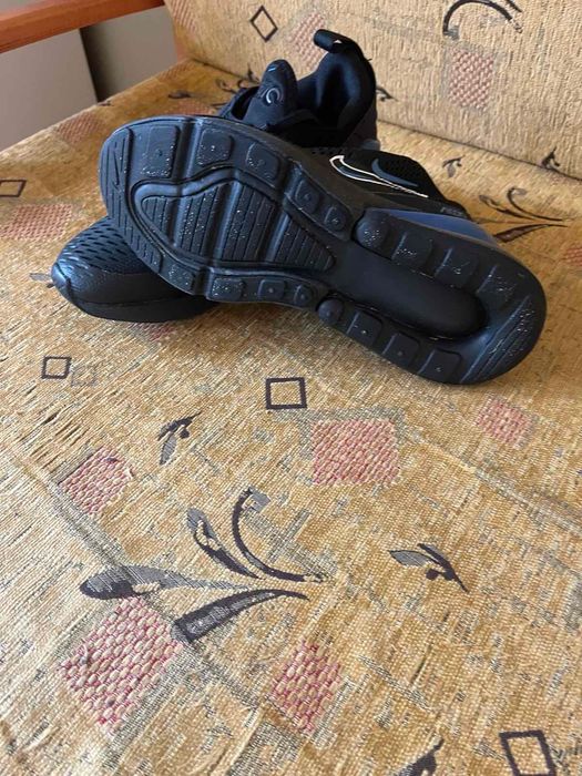 Оригинални маратонки Nike 270