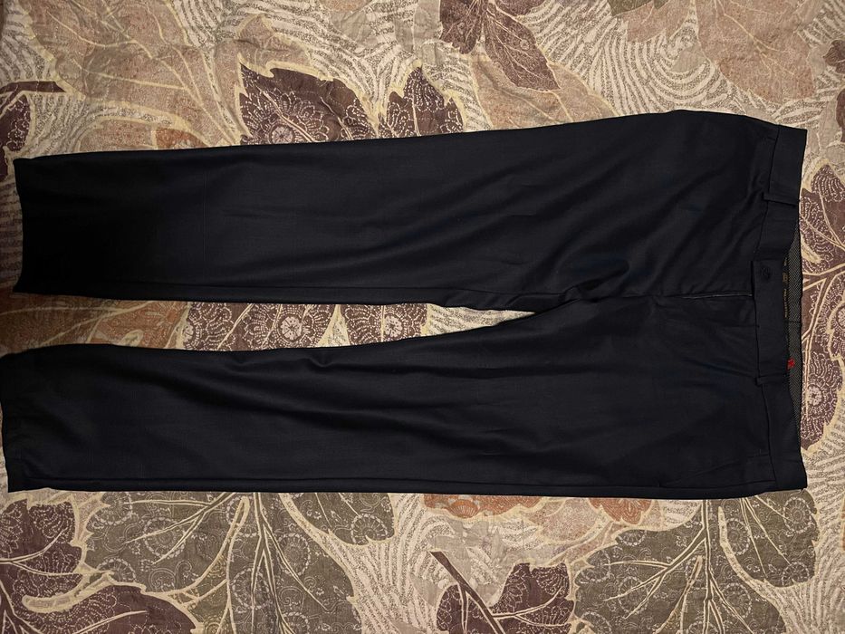 Costum bleumarin din doua piese.Marimi : sacoul (50);pantaloni (54)