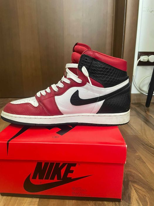 Air Jordan 1 Retro High Satin Snake Chicago