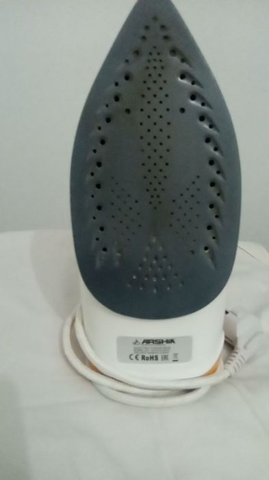 Гладильная доска с утюгом рабочая.