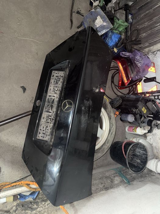 Продам кузовные детали от w202