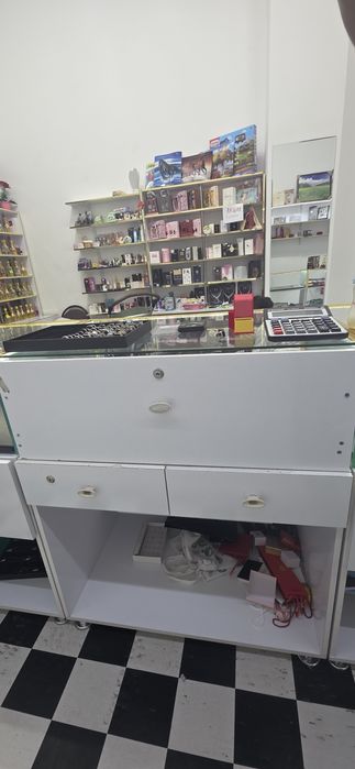 Dokon vitrina merely sotiladi