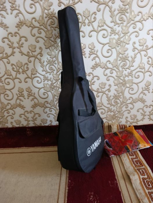 Gitara sotiladi. Sim va batareyalari yangi. Salkam ishlatilmagan