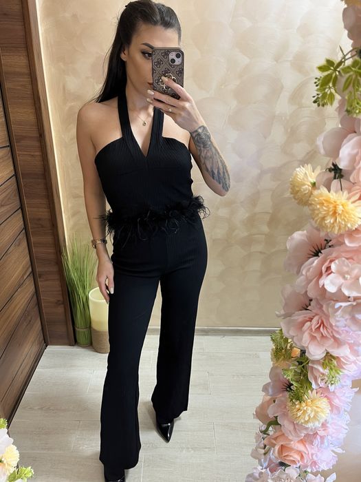 Дамска рокля с камъни и пера