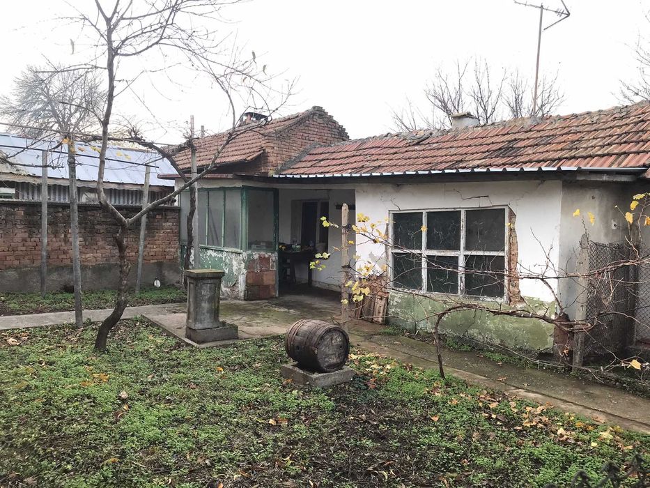 Едноетажна къща с двор