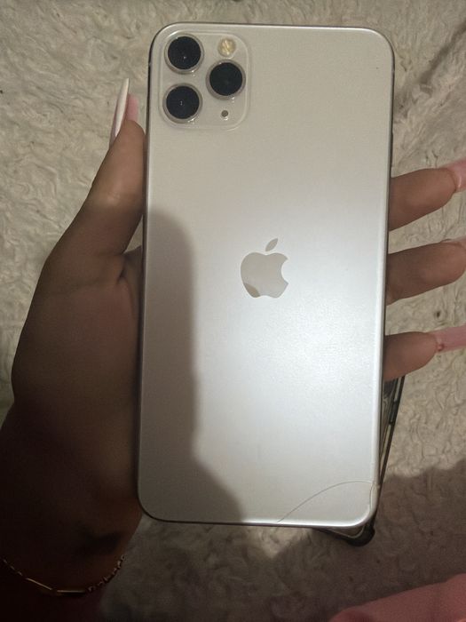Iphone 11 pro max  de vanzare baterie buna singura problema este putin spart pe spate