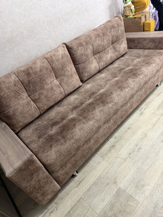 Мебель диван и стол трюмо