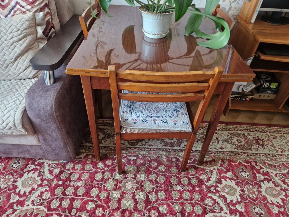 Тумба, стол, стулья, трюмо