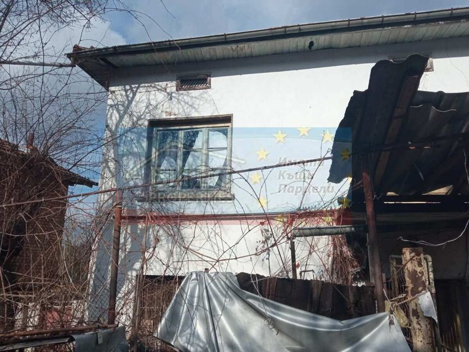 2 къщи с двор 457 м2 в с. Лопян