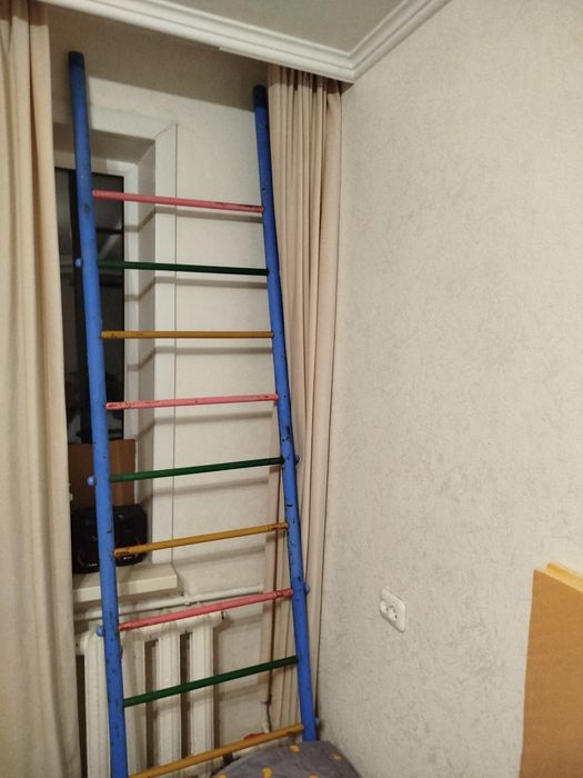 Продам лестницу длина 2.40 возможно доставка по городу