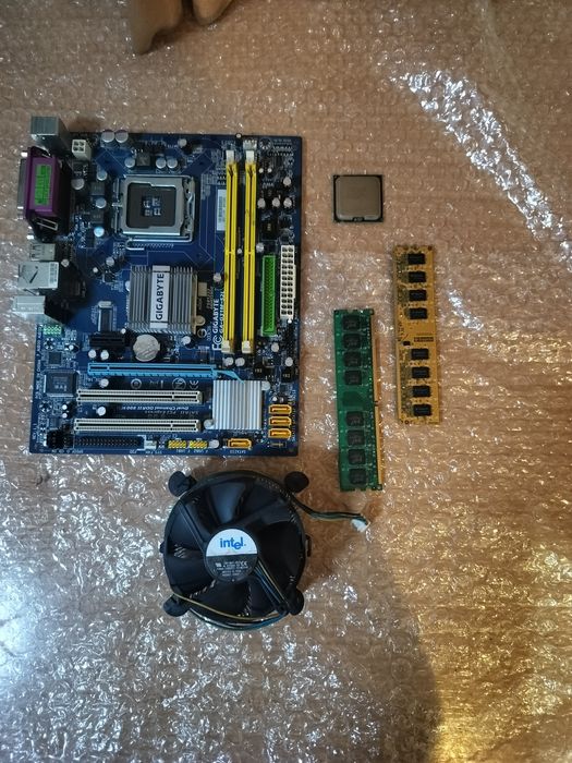 Материнская плата, вместе с процессором памятью и куллером