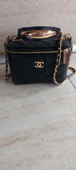 Луксозна черна чанта Chanel – капитонирана, златист обков