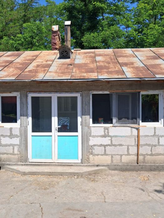 Gospodarie formata din 2 case cu pamant