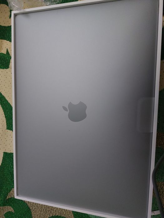 Продам макбук с гарантий!