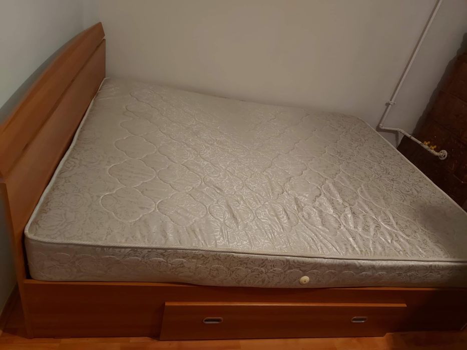 Vând pat dublu cu spațiu de depozitare, ca nou