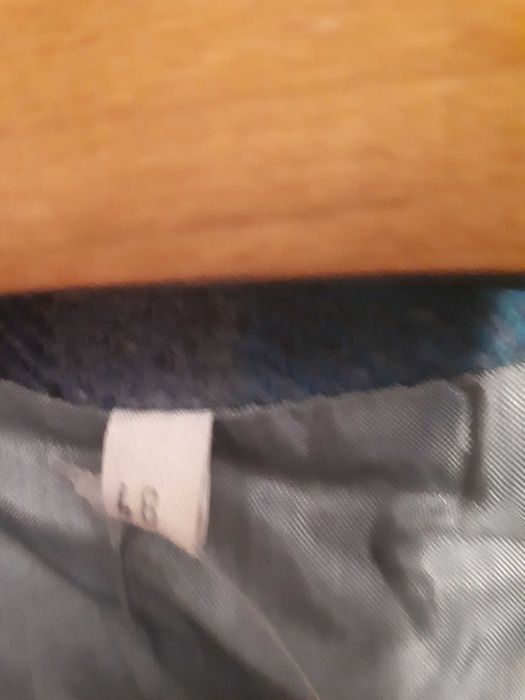 Costum  din stofă de lână fină cardata  ,în  carouri,  pentru  damă