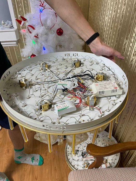 Продам люстры потолочные