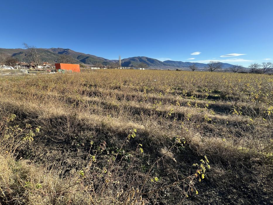 Продавам имот в регулация в гр. Крън