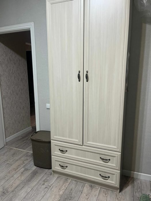 Мебель: письменный стол и шкаф для одежды