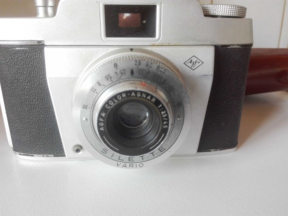 Старо радио GRUNDIG , фотоапарат AGFA и италиянска ваза .