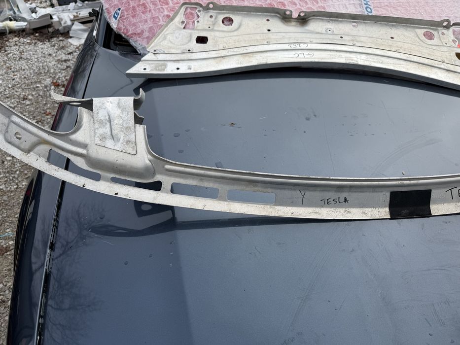 Греда под бронята Tesla Y