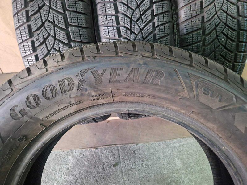4 Goodyear R17 215/65
зимни гуми 
DOT4519