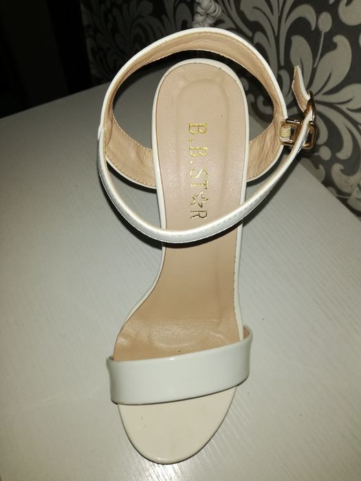 Продам стильные белые босоножки